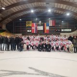 Les bénévoles de l'International Chablais Hockey Trophy posent avec l'équipe de Suisse M17 à l'issue de la 15ème et dernière édition du tournoi